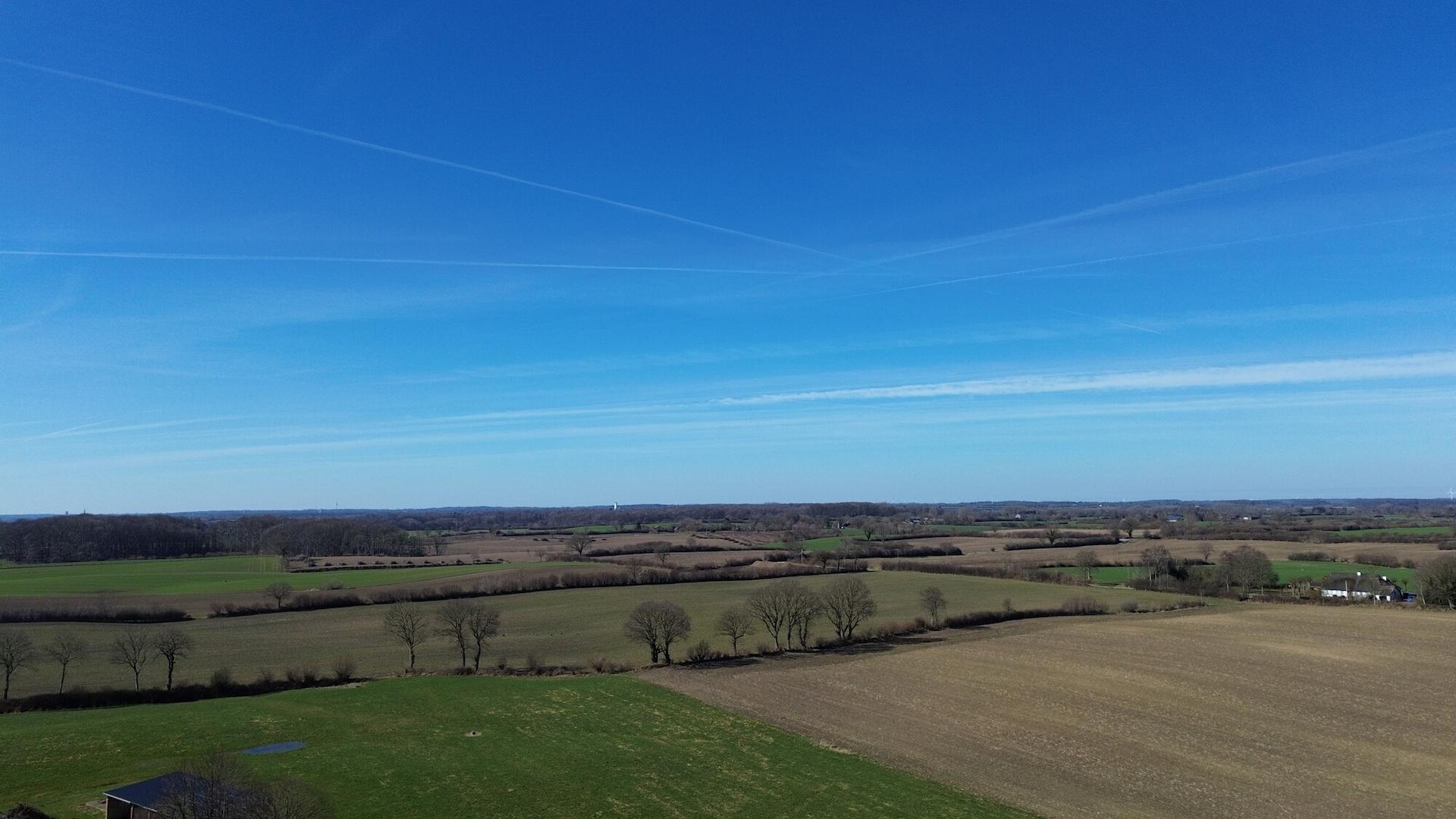 Umgeben von Wiesen und Feldern