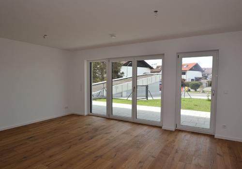 Lichtdurchflutetes Wohnzimmer mit Gartenzugang