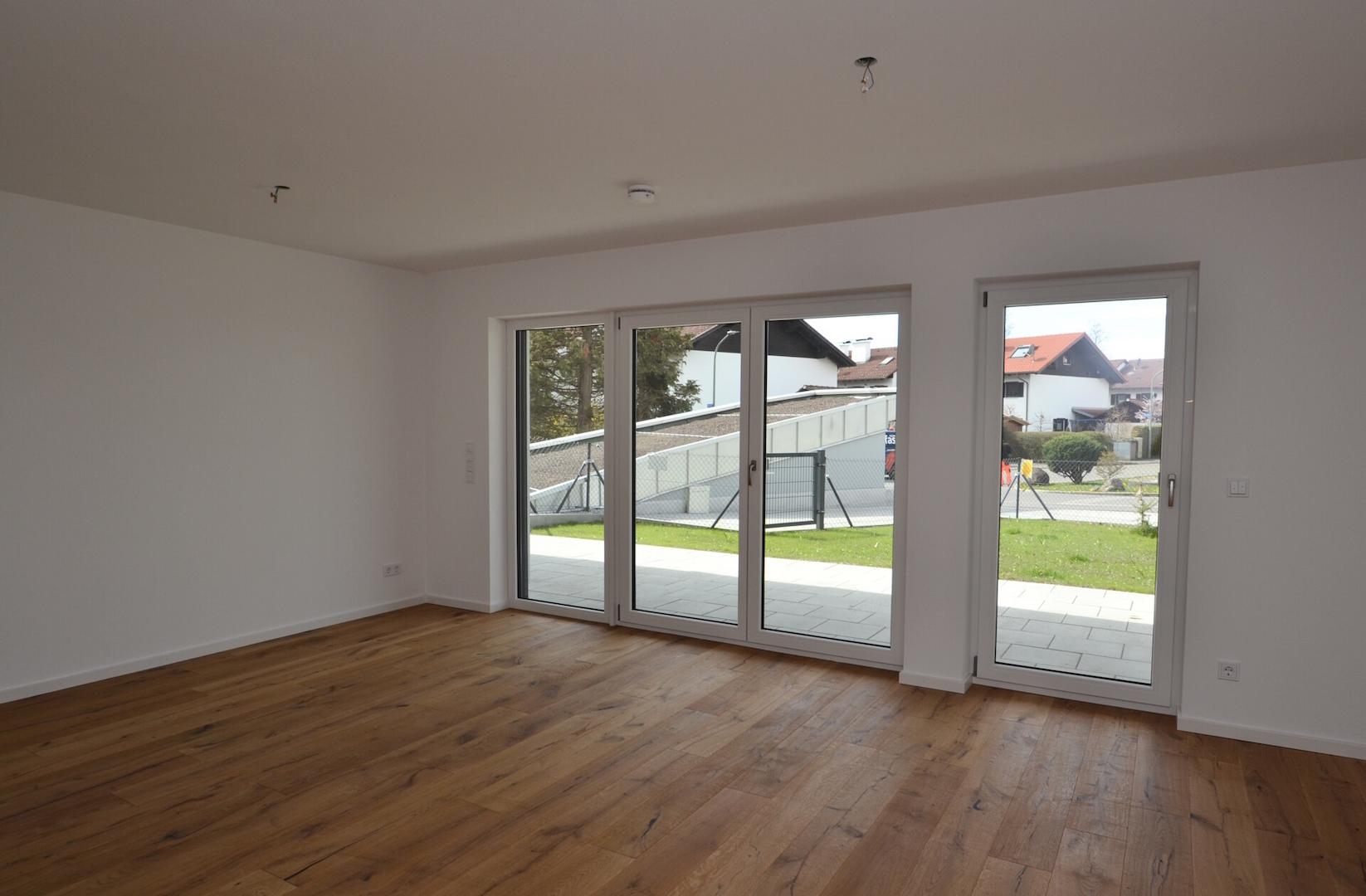 Lichtdurchflutetes Wohnzimmer mit Gartenzugang