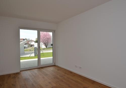 Großzügiges Schlafzimmer mit Terrassenzugang