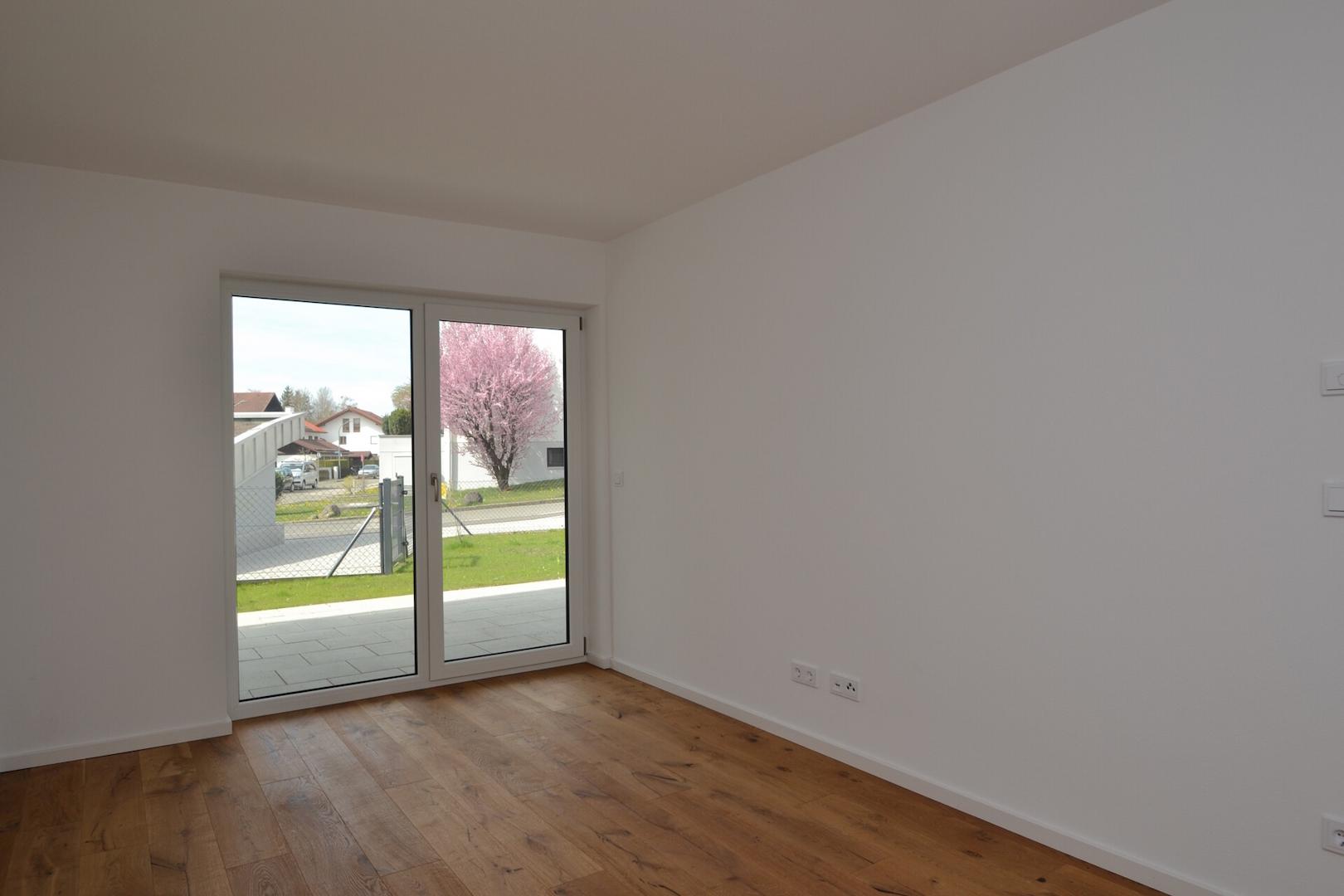 Großzügiges Schlafzimmer mit Terrassenzugang