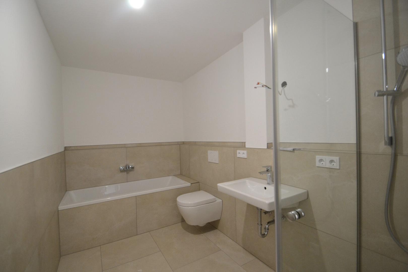 Badezimmer mit Dusche, Badewanne und WAMA-Anschluss