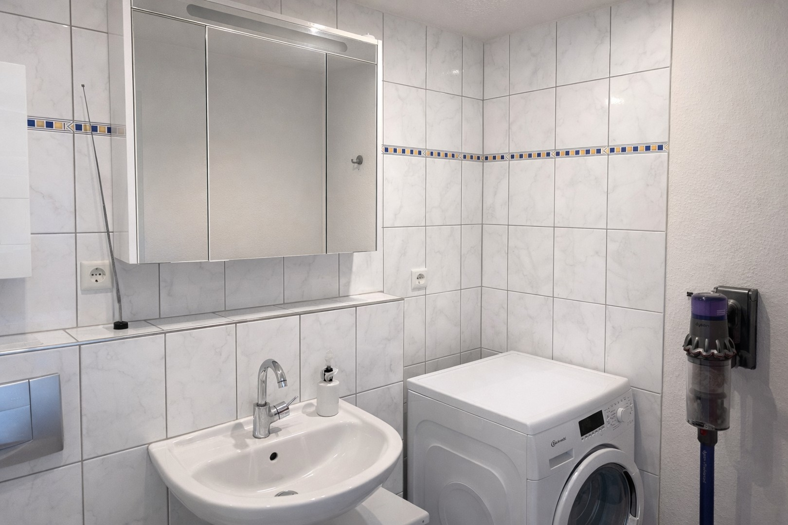 OG Bad mit Waschmaschinenansch