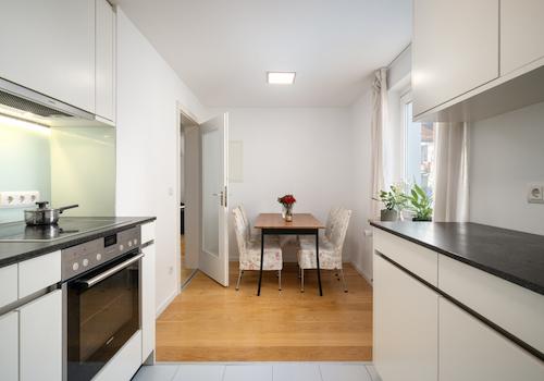 Einbauküche mit Essplatz