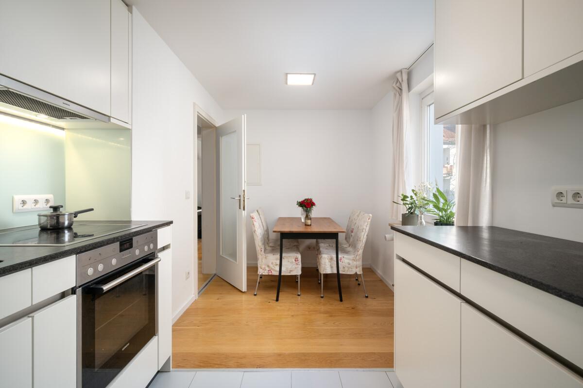 Einbauküche mit Essplatz