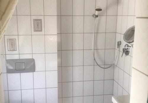 Bad/Dusche neben Schlafzimmer