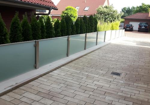 Einfahrt mit Glaszaun