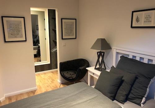 Schlafzimmer mit Ankleide