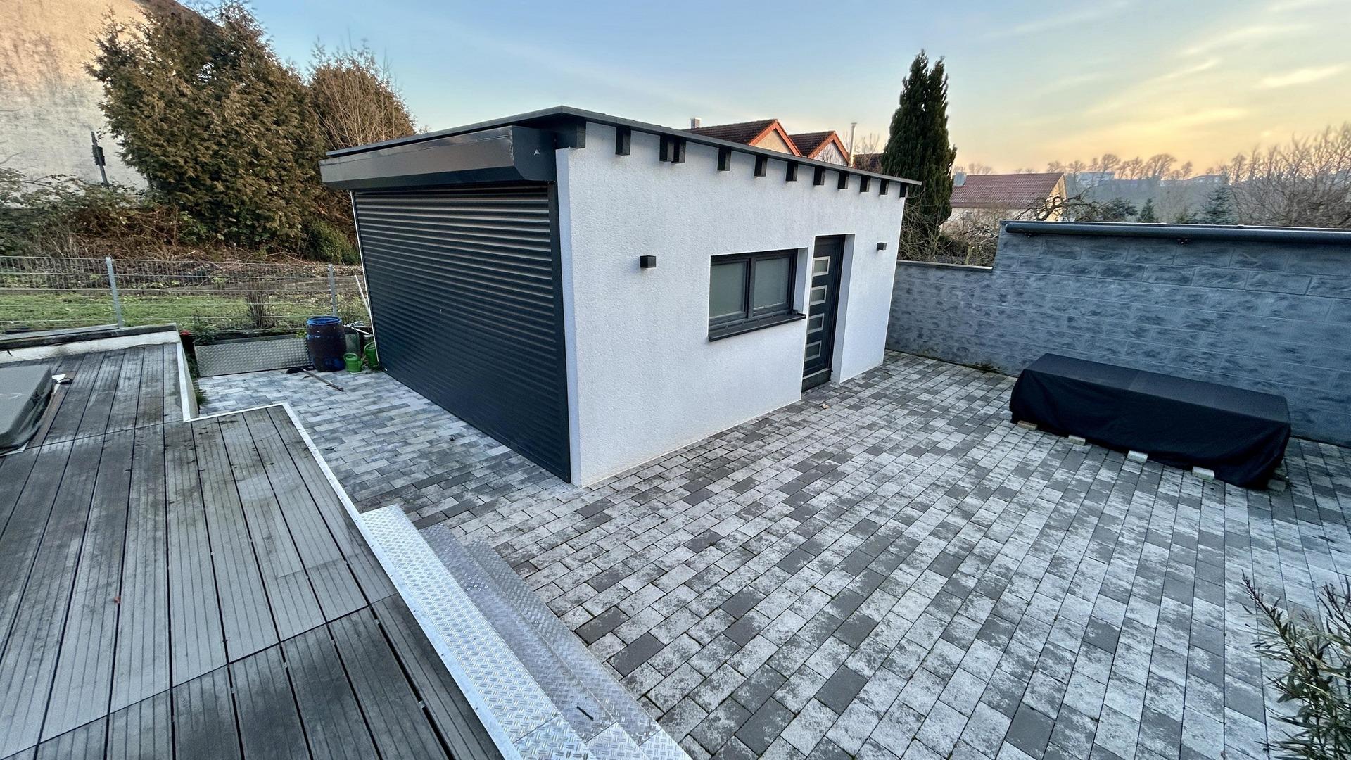 Outdoor-Bereich mit Gartenhaus