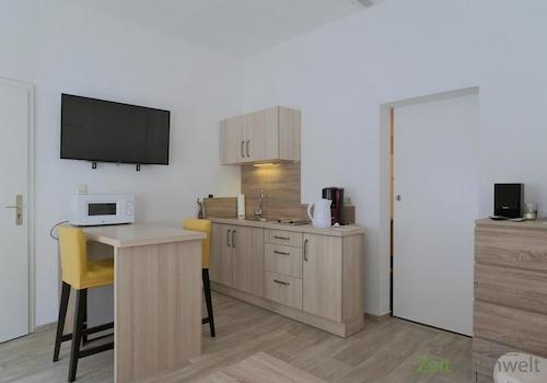 Blick zu Küche und Schlafzimmer