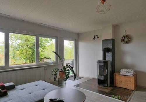 Blick zu Kamin und Terrassenausgang