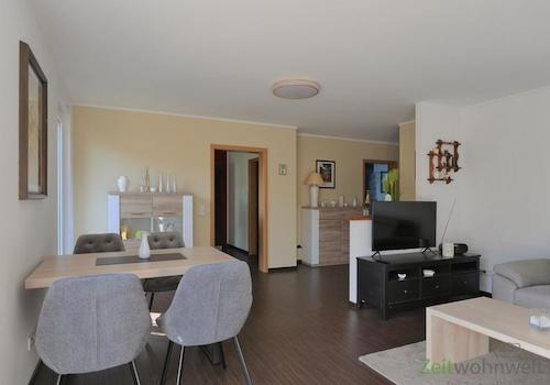 Blick zu Küche und TV