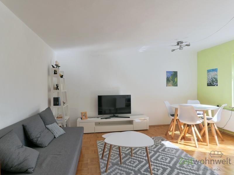 Blick zu Couch und TV