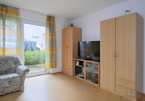 Blick zu TV und Terrassenausgang