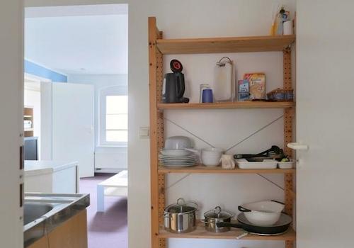 Blick zum Küchenregal