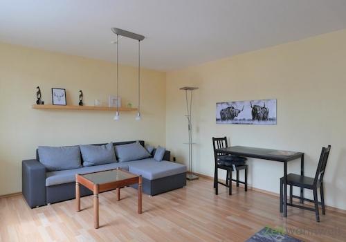 Eckcouch und Esstisch