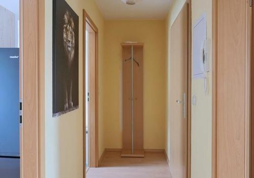 Wohnungsflur mit Garderobe