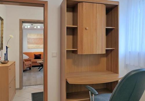 kleiner Arbeitsplatz im Schlafzimmer