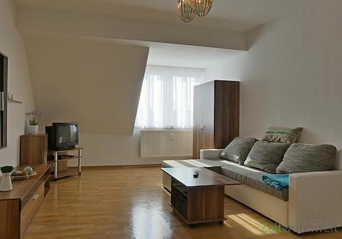 Couch und Kleiderschrank