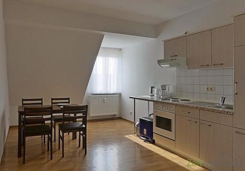 große Küche mit Esstisch