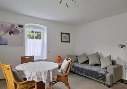 großes Sofa im Wohnzimmer