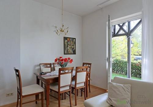 Esstisch vor dem Gartenausgang