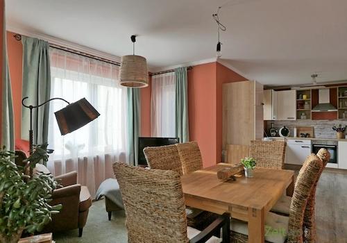 Esstisch vor der Küche