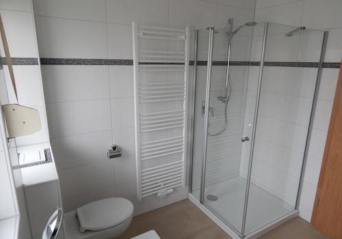 Bad mit Badewanne, Dusche, WC