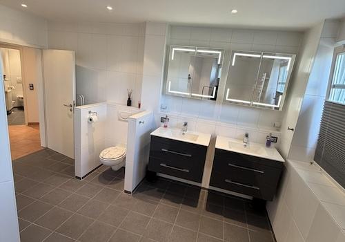 Hauptbad Doppelwaschbecken