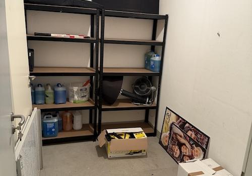 Kellerraum mit Regalen