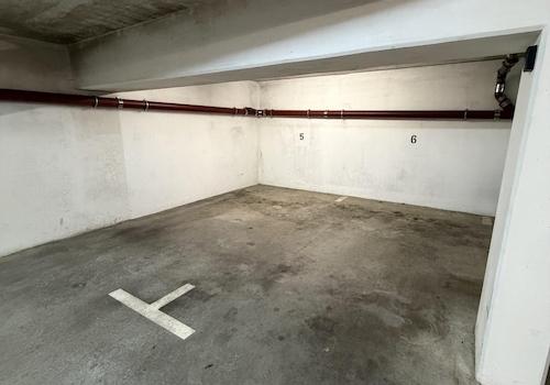 Tiefgarage/zwei Parkplätze