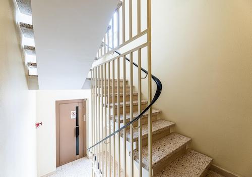 Treppenhaus mit Aufzug