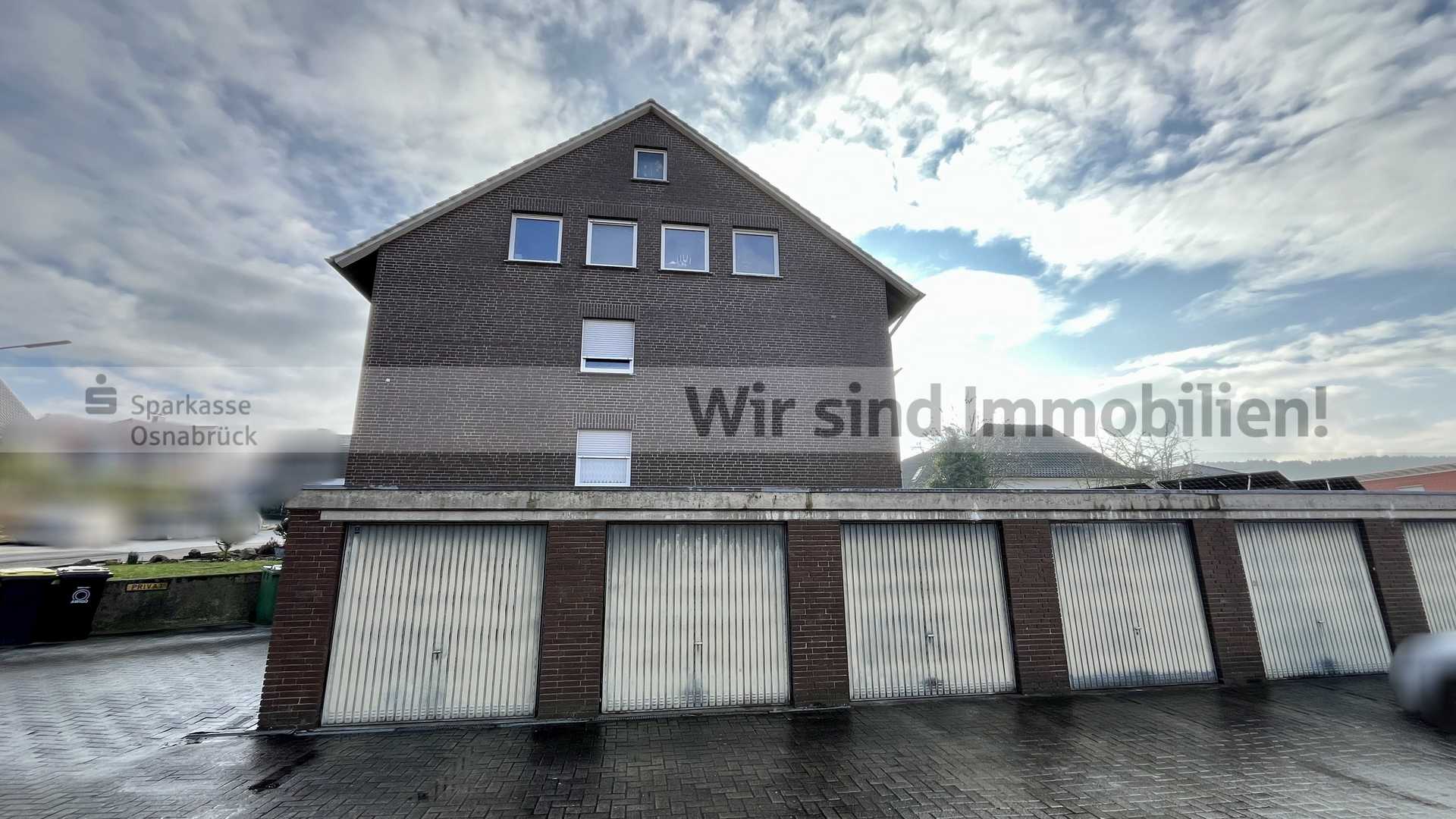 Seitenansicht und Garagen