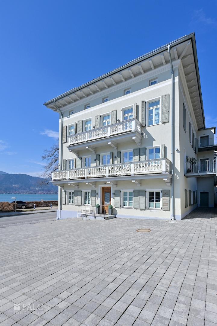 Gebäude mit Stellplatz