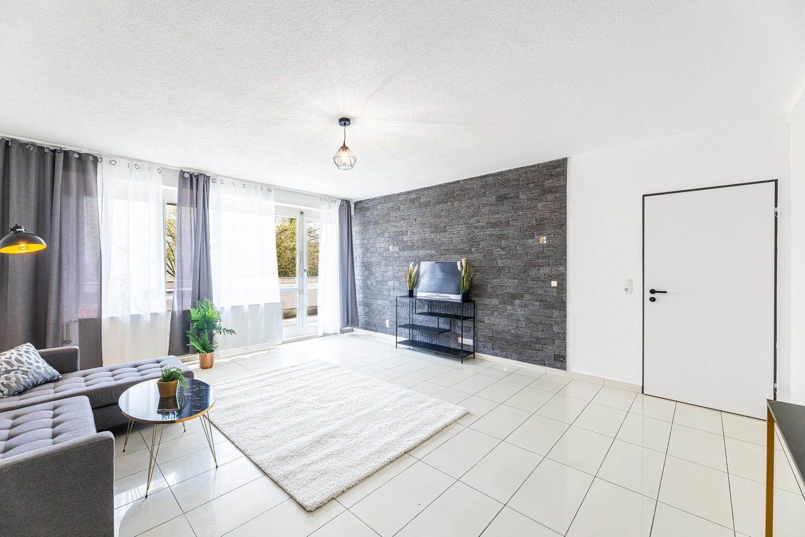 Wohnzimmer mit Balkonzugang