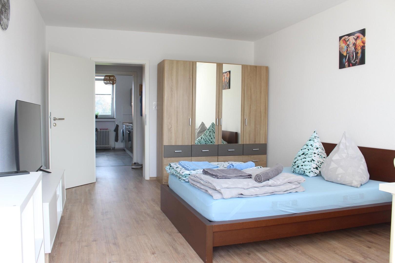 Großes Zimmer mit Balkonzugang