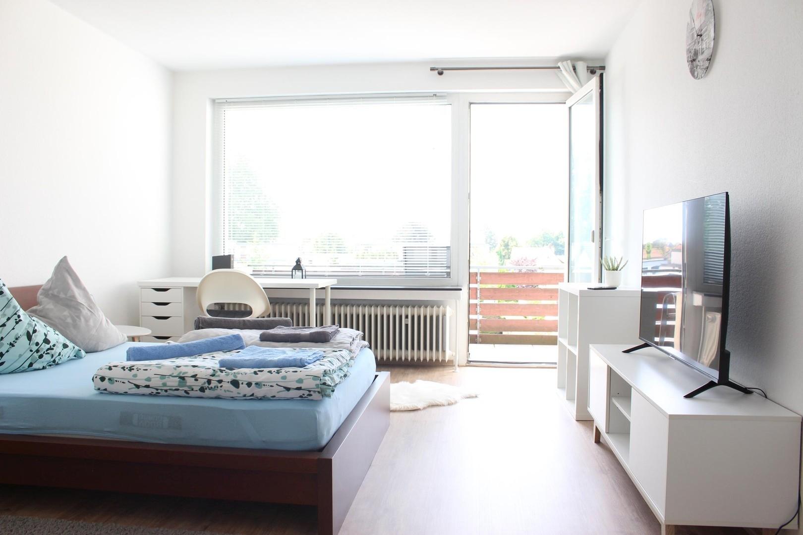 Großes Zimmer mit Balkonzugang