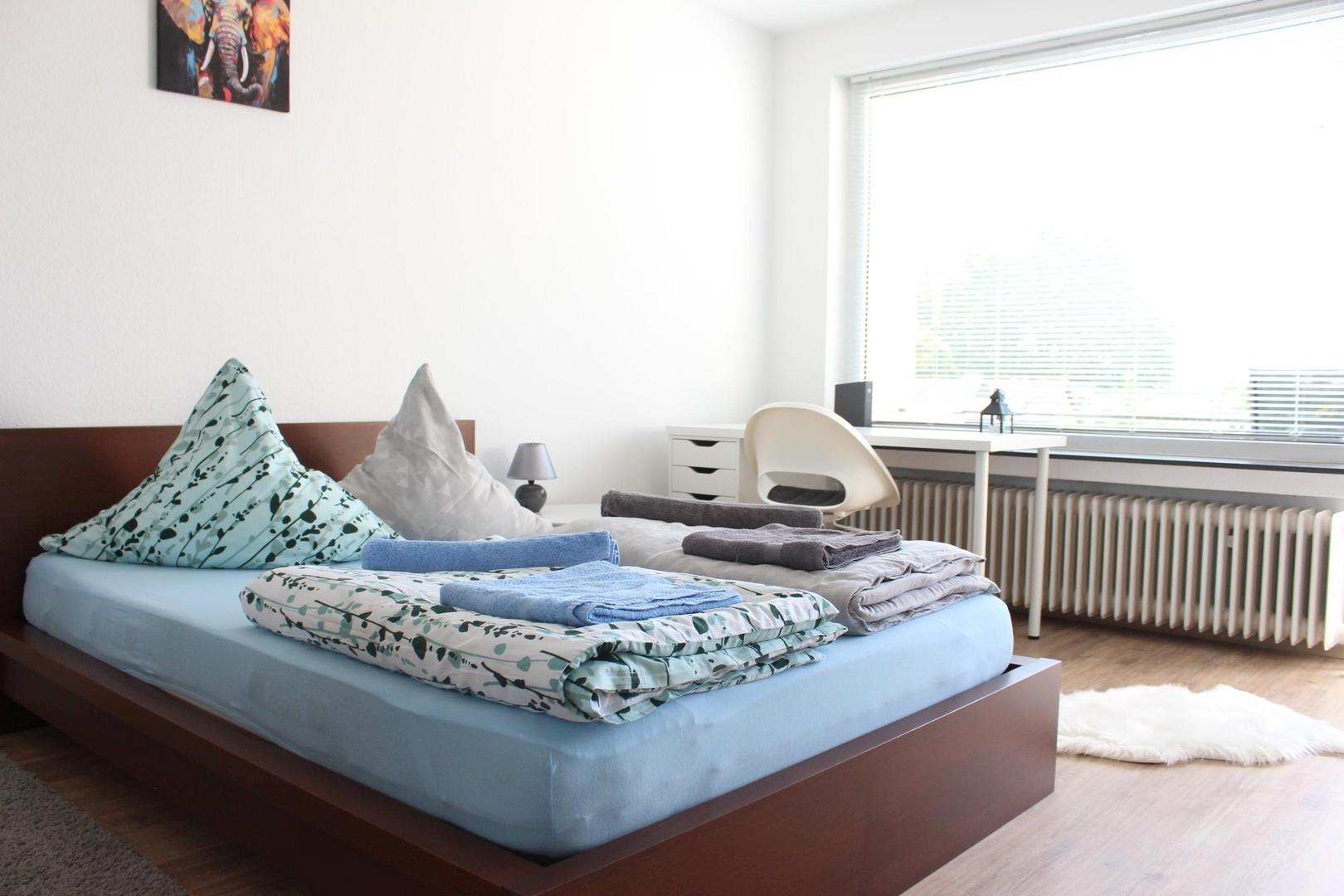 Großes Zimmer mit Balkonzugang