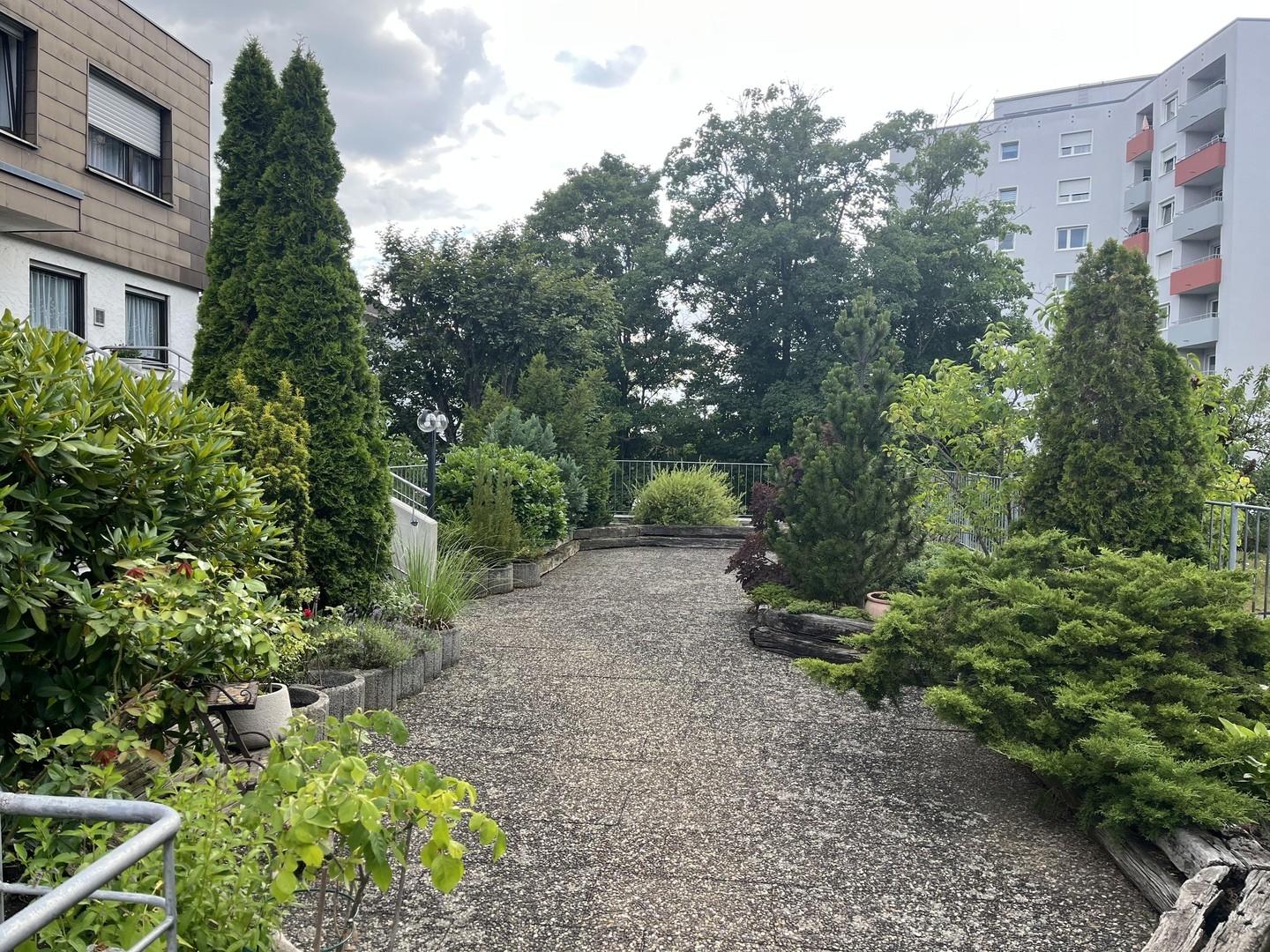 Terasse über den Garagen