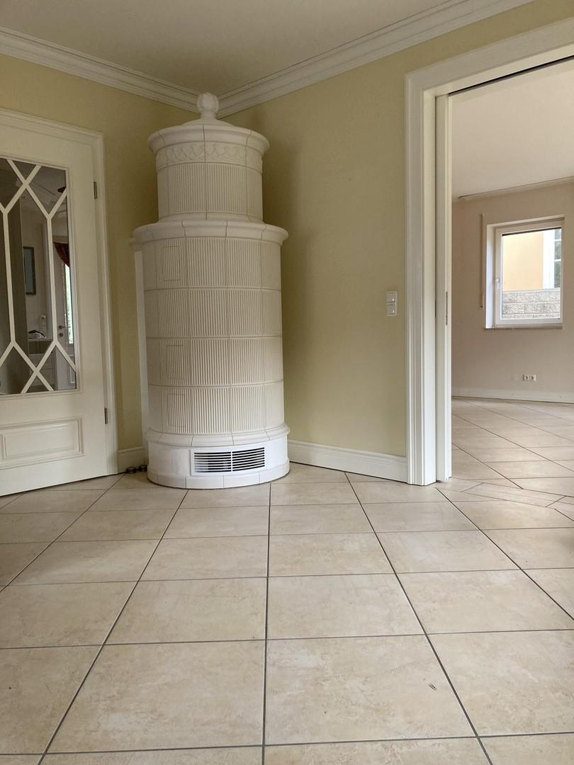 Eßzimmer mit Kachelofen