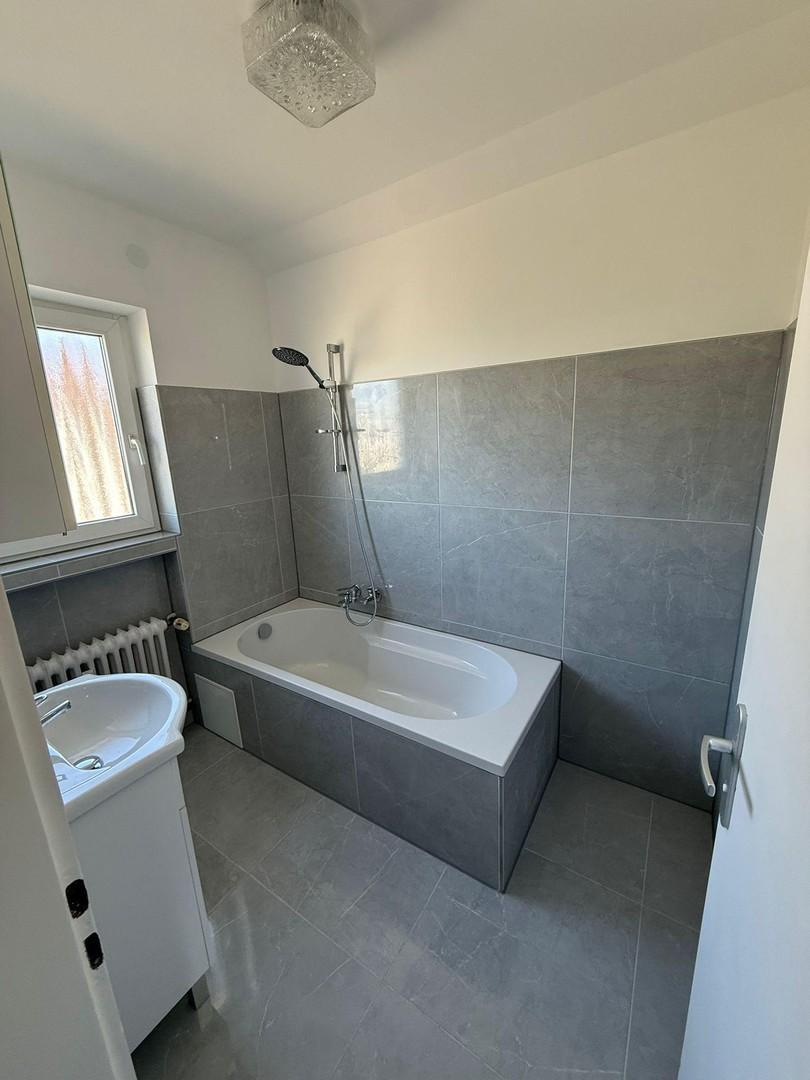 Badezimmer mit Badewanne