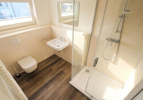 Badezimmer mit ebenerdiger Dusche