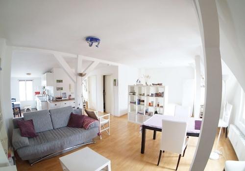 Beispielbild mit Couch