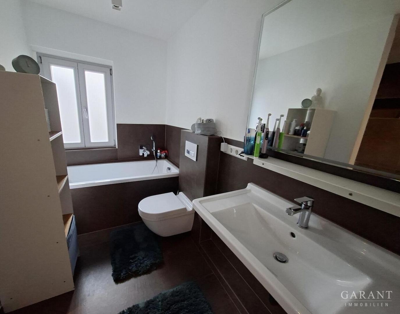 OG Bad mit Wanne und Dusche