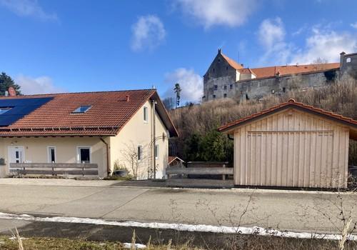 Hausansicht mit Gartenhaus