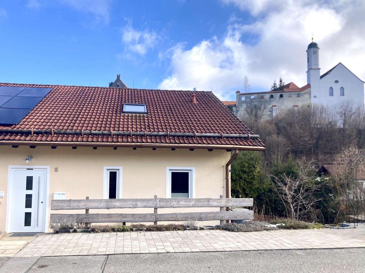 Hausansicht, 2 Stellplätze