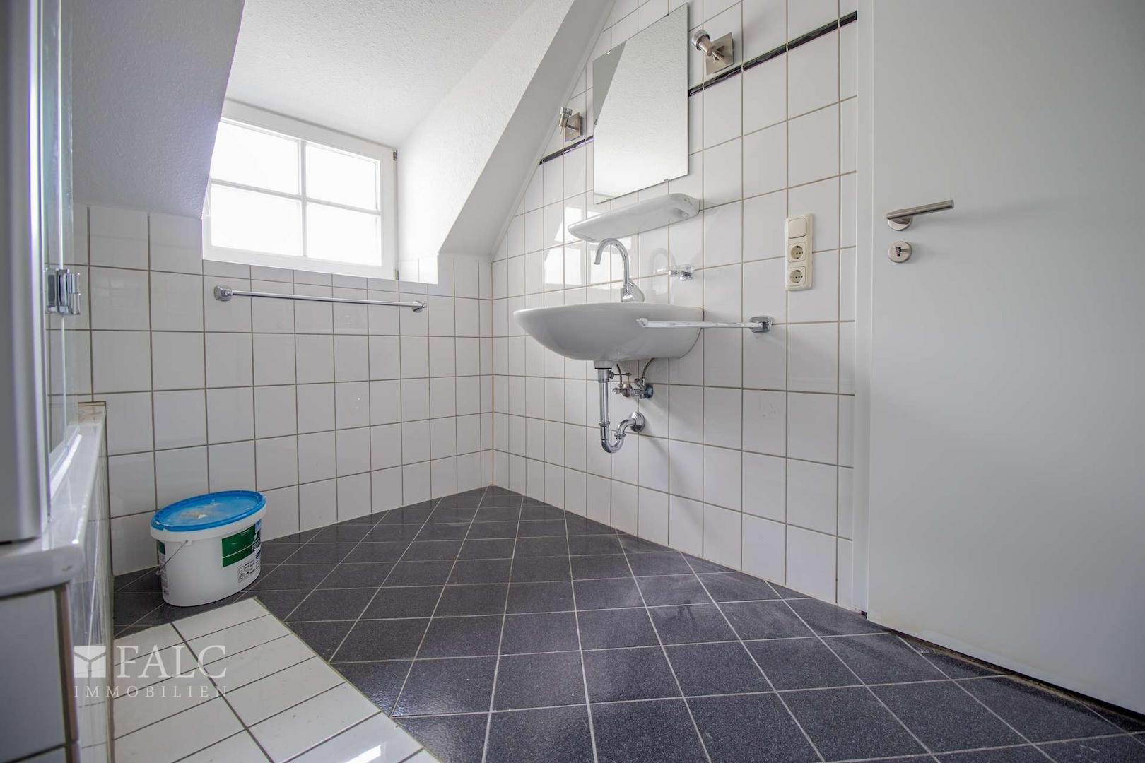 mit Tageslichtfenster