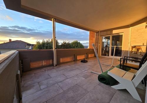 großer Balkon mit Kamin OG