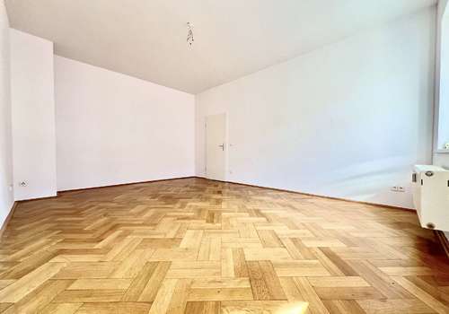 Geräumiges Wohnzimmer