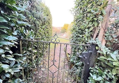 Seitlicher Zugang zum Grundstück